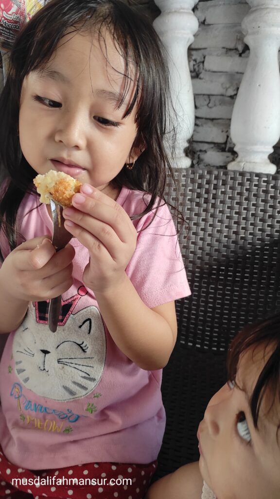 Athirah dan adiknya menikmati Btterballen KRAFT Quick Melt
