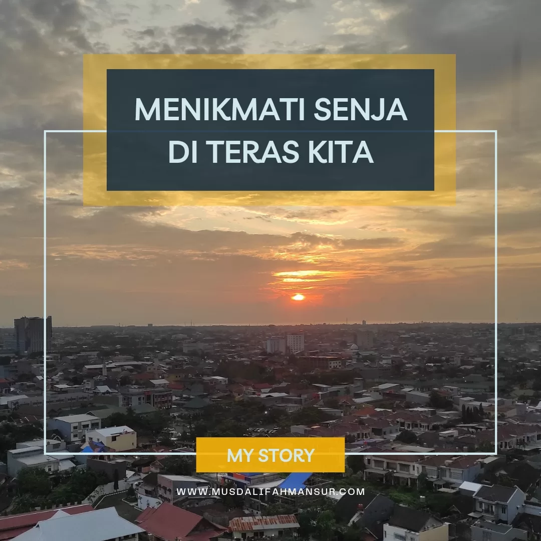 menikmati senja di teras kita