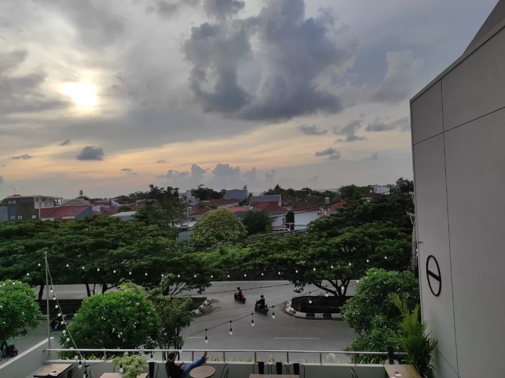 Pemandangan laut dari lantai tiga