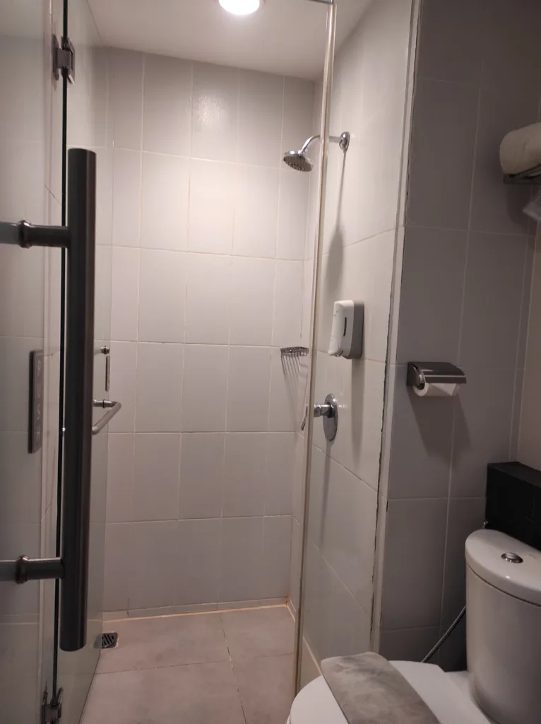 kamar mandi hotel whiz prime